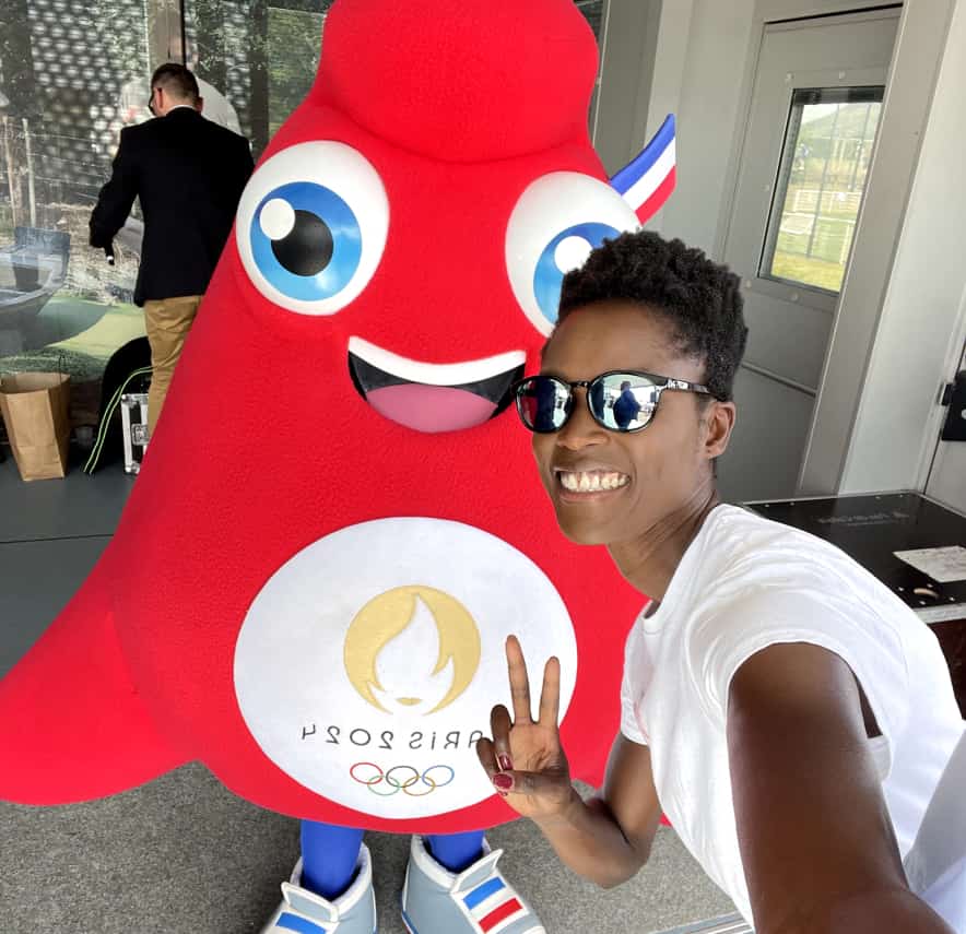 Photo d'Émilie Gomis avec la mascotte des jeux olympiques paris 2024